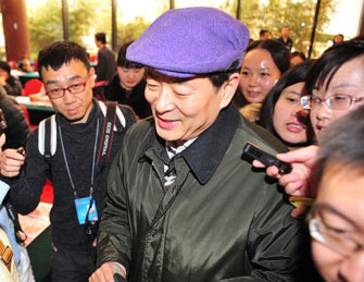 两会开幕 濮存昕遭围堵