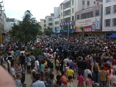 高清图—广东化州市丽岗镇上万村民抗议政府修建火葬场游行