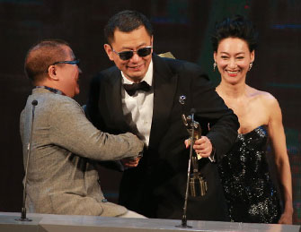 金像奖内场：王家卫登台领奖
