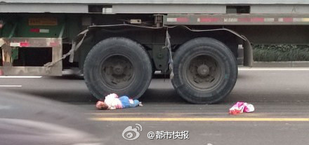高清图—浙江慈溪一公路 因和丈夫吵母亲将俩孩子仍人车流被碾死