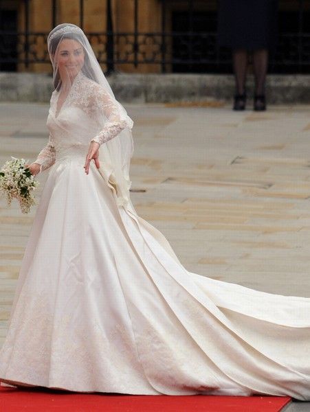 凯特王妃婚纱_英国王妃凯特的婚纱(2)