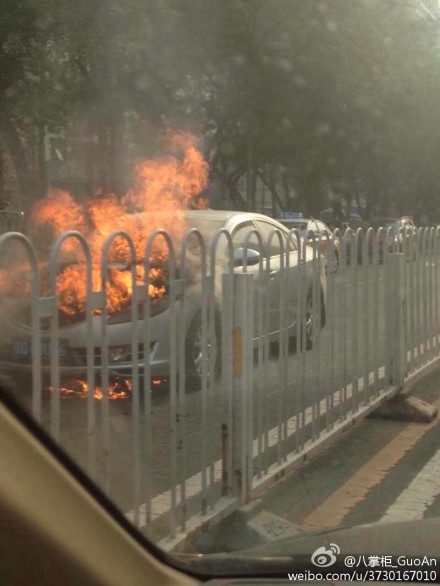 北京:一辆轿车在五棵松地铁站附近着火自燃(图