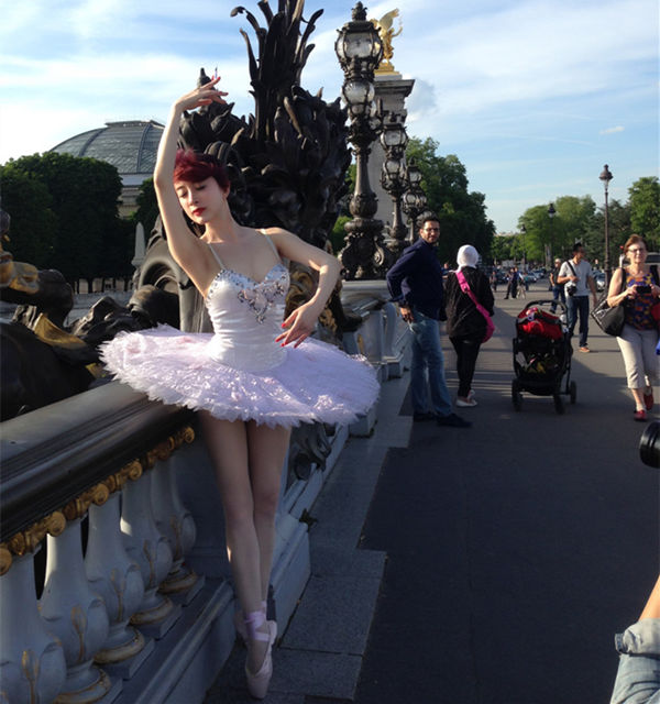 贵妇金巧巧外国街头跳芭蕾引侧目