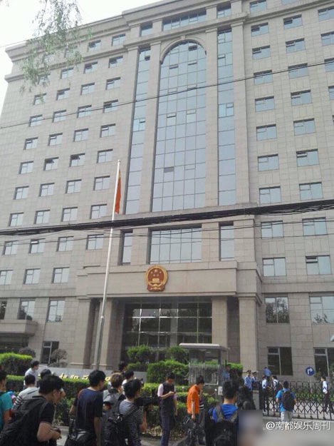 北京市朝阳区人民法院外聚集了大批媒体记者(图片来源:微博)