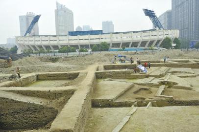 成都体育中心遗址现场发掘出的水渠和唐代院落.