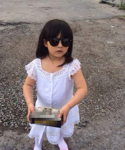24日,李湘在微博中晒出女儿王诗龄的一组照片,照片中王诗龄身穿白裙