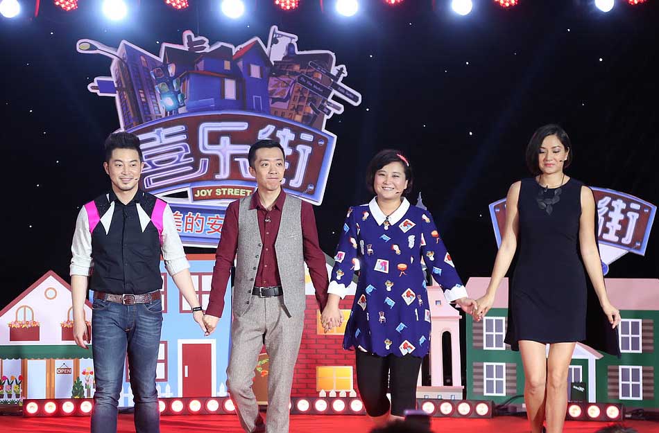 央视《喜乐街》节目造势 沙溢熊抱贾玲[高清大图]