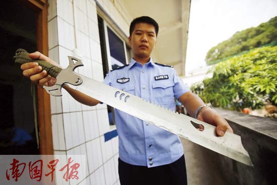 南国早报: 十余名青少年合伙抢司机 互不知姓名只为筹