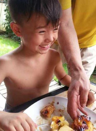 龚琳娜混血儿子曝光 光膀子吃烤苹果(图)