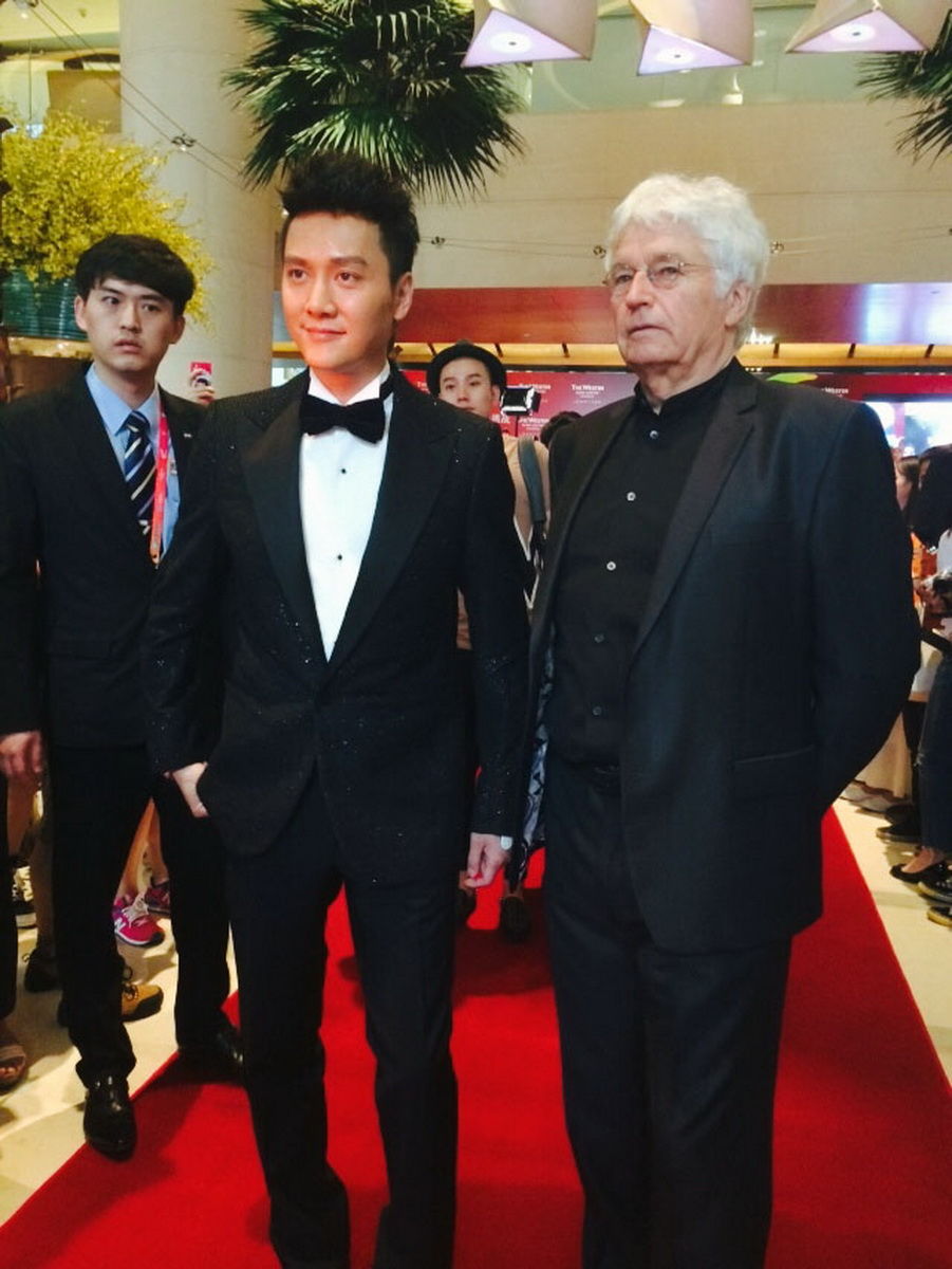 冯绍峰上海国际电影节 怀抱小狼展父爱_时尚频