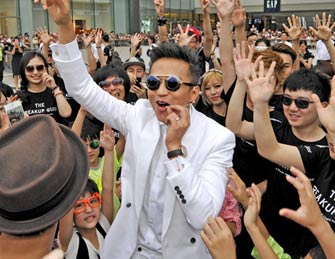 邓超杭州街头大跳“逗B舞”