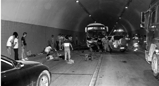 浙江：大客车和越野车隧道中相撞 4死1重伤(图)