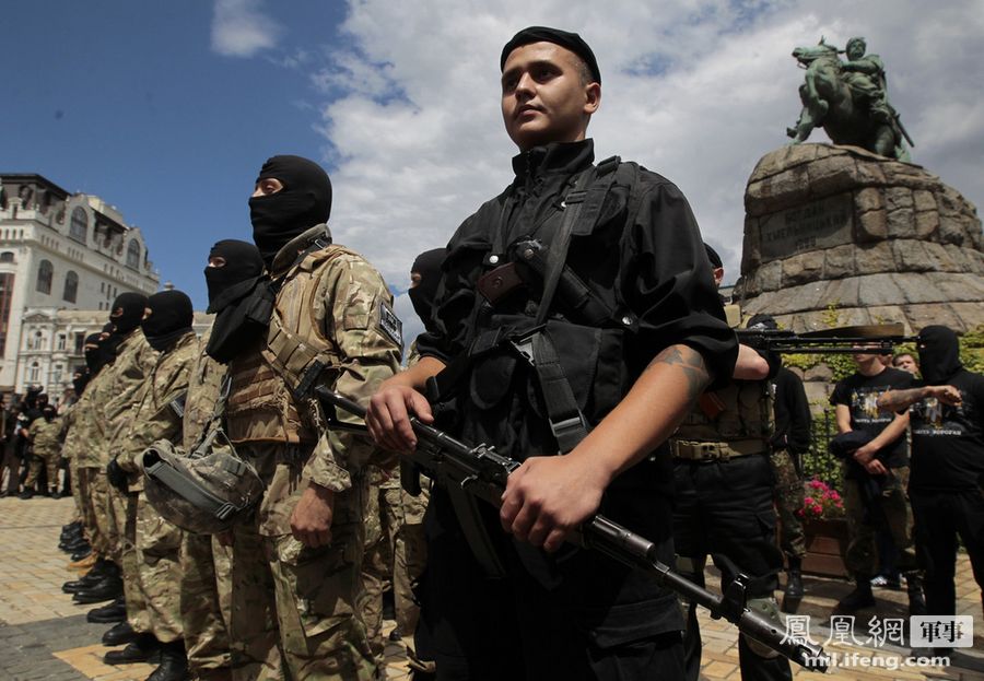 乌克兰志愿者加入特战营 与家人离别依依不舍