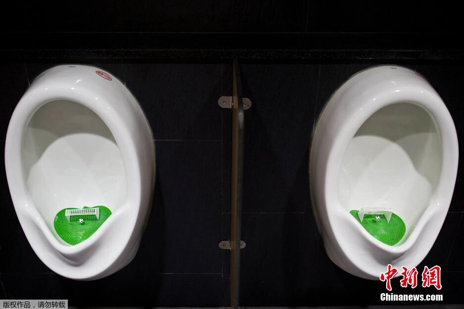 商场男厕小便池里装球门 保洁员称好打扫-中国
