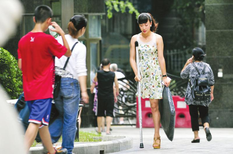 四川阿坝羌族独腿女孩尔玛阿依四川机场被拍 穿20厘米高跟鞋