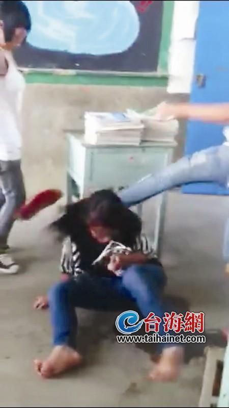 女生围殴男同学 3d7f65c61fffe03.jpg