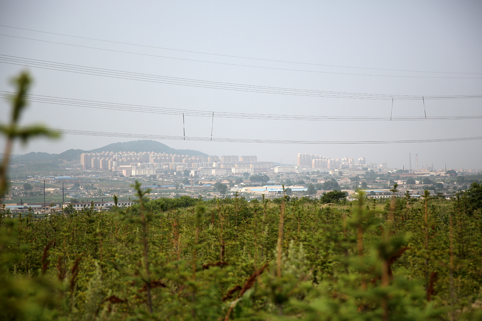 徐才厚老家曝光:当地修公路直达徐家 徐家庄村子的后山上眺望长兴岛镇