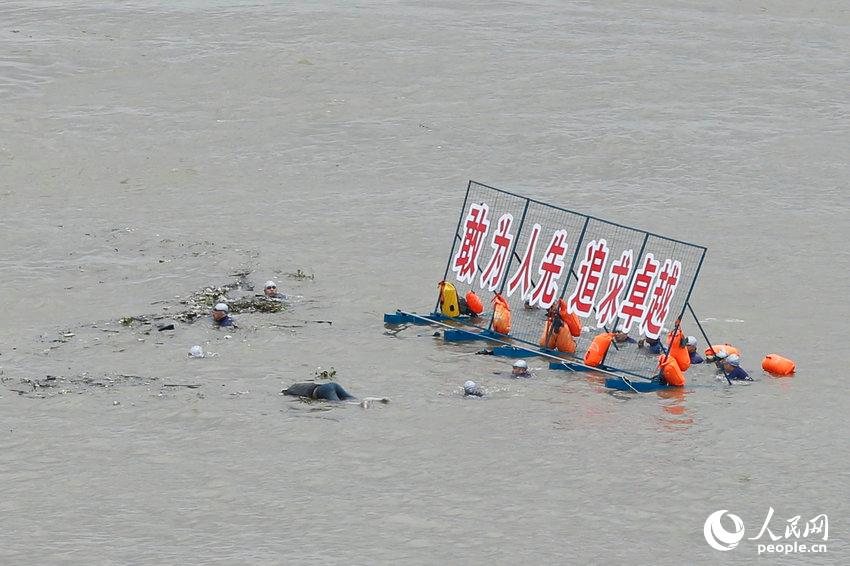 武汉渡江节遭遇浮尸拦路