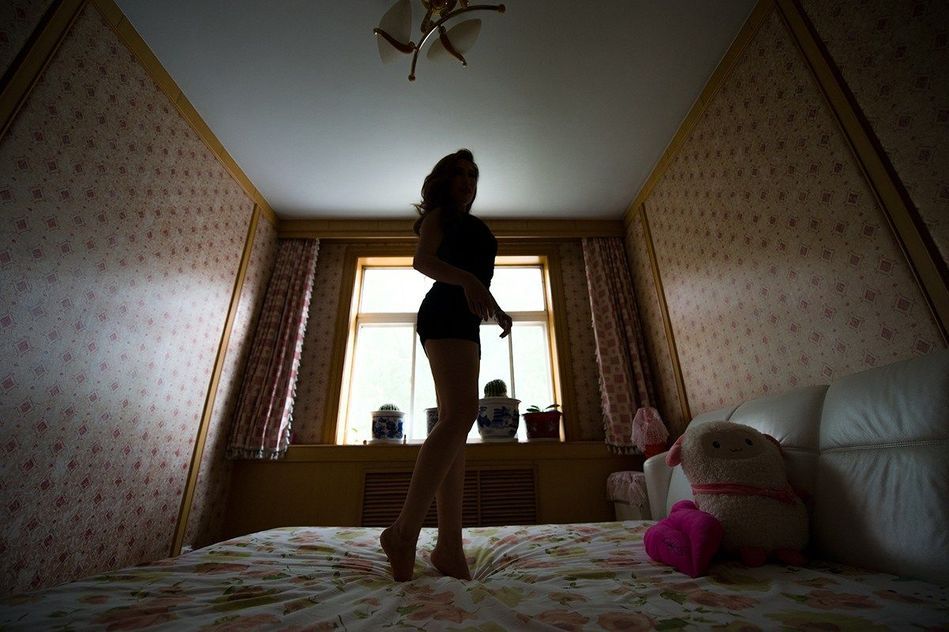 90后女研究生当臀模 不惧羊入虎口