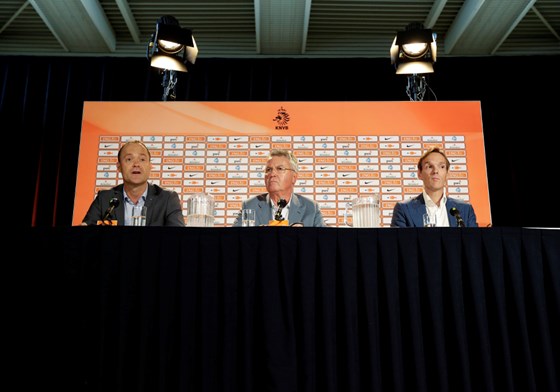 荷兰足协宣布希丁克正式接掌国家队 范尼担任