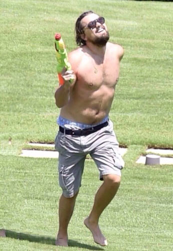 莱昂纳多半裸玩水枪表情遭调侃(图)_凤凰娱乐