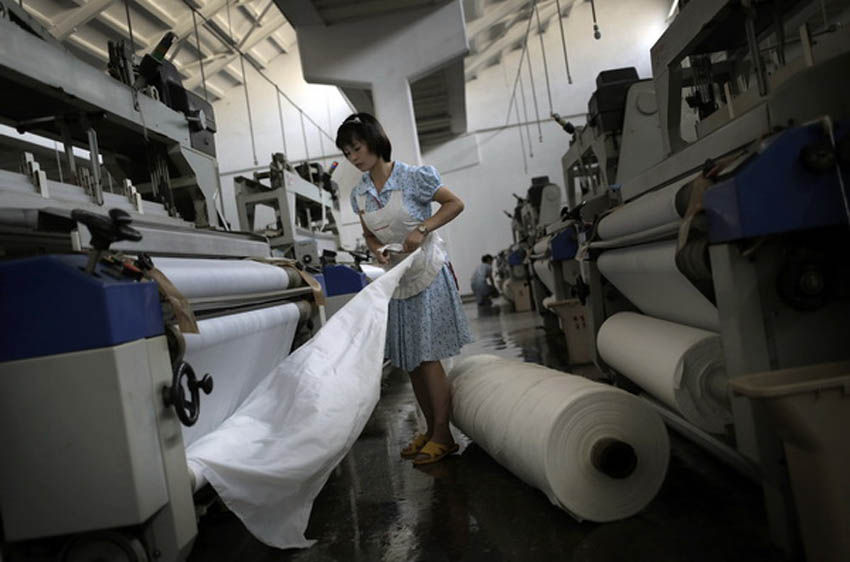 朝鲜媒体刊发女工洗桑拿照片  金正淑纺织工厂的女工正在工作.