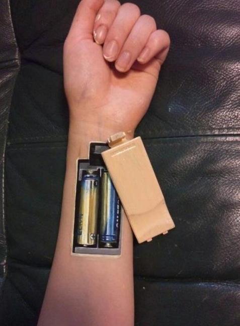 19岁<em>女生</em>创作<em>人体</em>彩绘 皮肤似装拉链_亲子频道