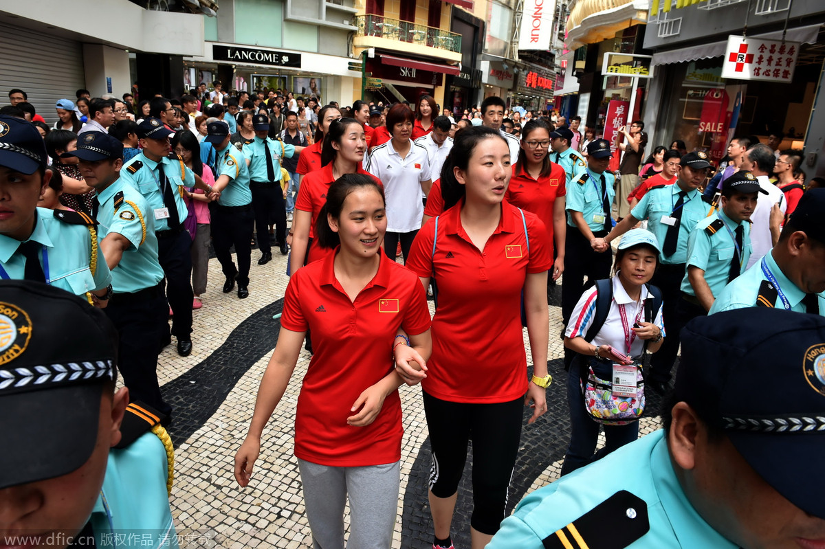 中国女排澳门逛街数十安保围圈保护