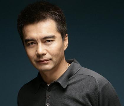 许亚军陪太阳村孩子度周末 携家人一起看儿童剧
