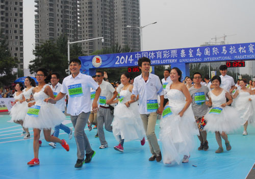 2014秦皇岛国际马拉松鸣枪起跑