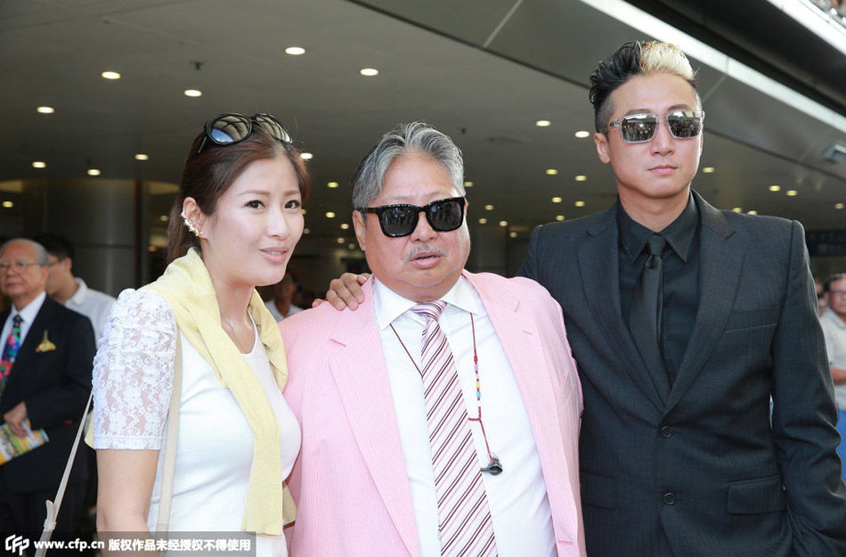 洪金宝一家三口现身马场 为出赛爱驹打气[高清大图]_娱乐频道_凤凰网