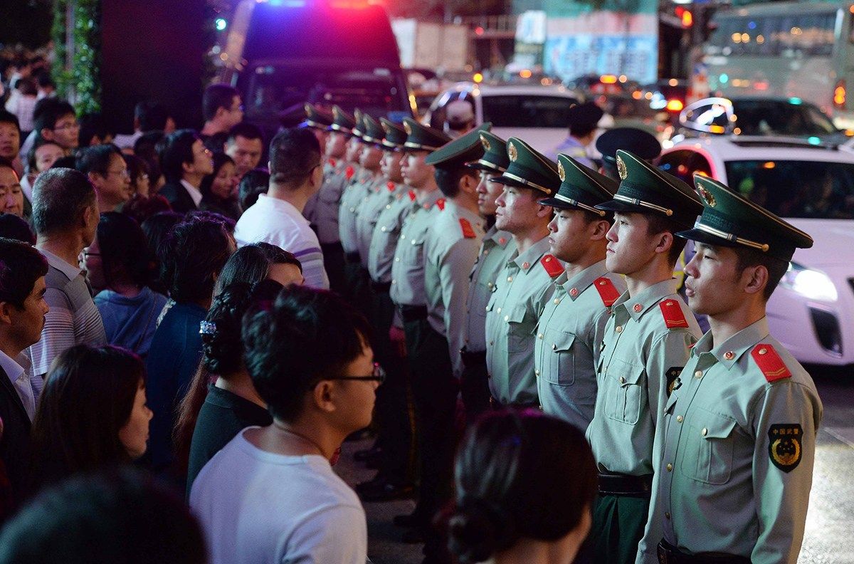 上海现武警人肉红灯 保证路口安全 - 4G视界