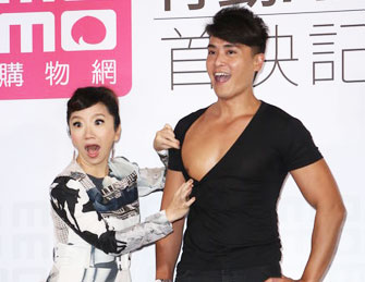 陶晶莹当众撕扯猛男衣服