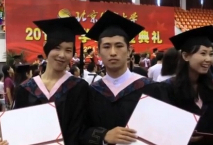 大学生相恋一个月结婚 偷出户口本毕业领证