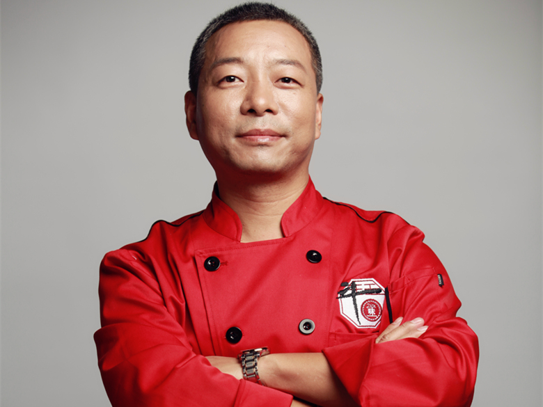 闫师傅从业20余年，擅长陕西地方菜及官府宴菜品制作，对于陕菜有着非常深厚的造诣。