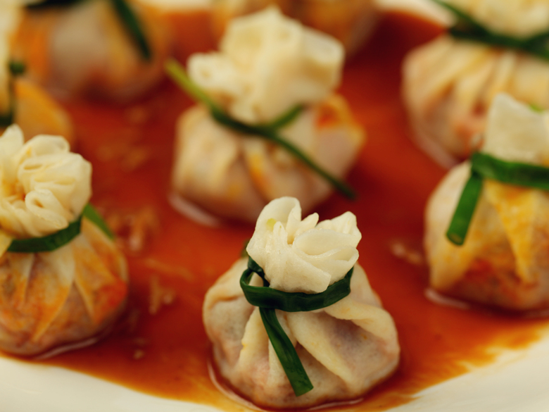 蟹黄汤包是江南地区的著名小吃，有数百年的悠久历史，闻名遐迩，是中国六大名包之一。