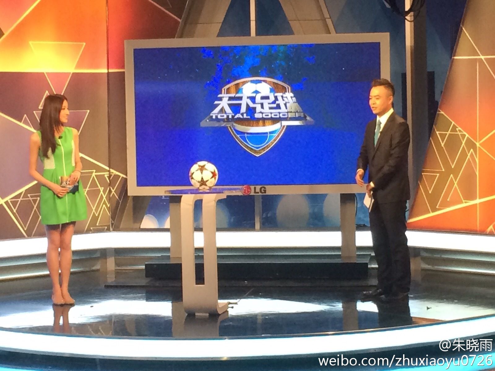 《天下足球》添女主播 段暄调侃:妞儿还行_体育频道_凤凰网