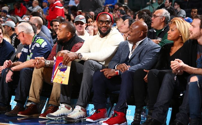 姆斯便装观战遭JR吐槽:以后别再戴那种眼镜了