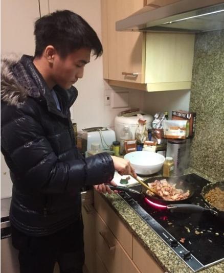 赌王<em>四房</em>儿子为朋友庆生亲下厨 网友:想嫁你(图