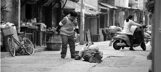 政府人员街头问乞丐是否需帮助 被骂“别挡财路”(图)