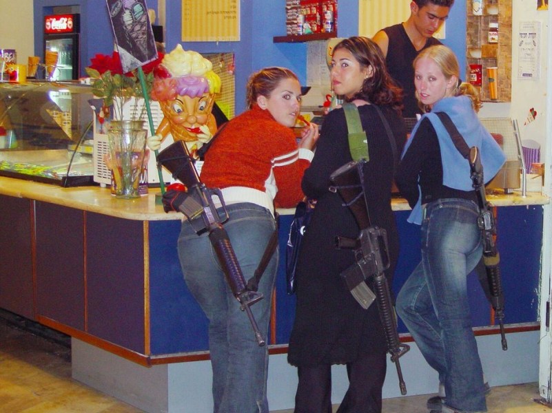 以色列女生<em>穿着超短裤</em>挂着卡宾枪逛街-zbj567