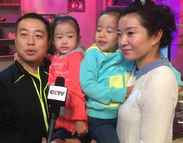 刘国梁央视录特别节目 爱妻+双胞胎女儿齐亮相
