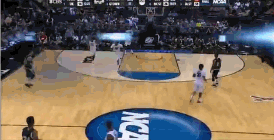 美球员鞋带崩开球鞋飞入观众席 队友好心扔回吃t(gif)