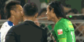 国安申花两大将互爆粗口对骂 肢体碰撞几近动手(gif)