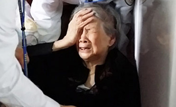   梅艳芳母亲欠租被逼迁 激动入院 