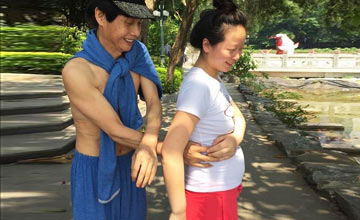  再玩“父女恋” 55岁邓建国晒20岁小女友大肚照 