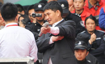   “大衣哥”济南霸气捞金