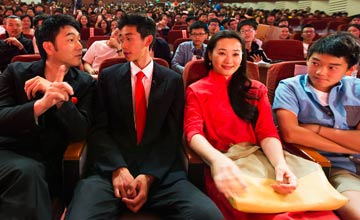   林依轮一家四口现身 