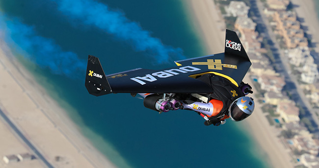 瑞士喷气式“鸟人”在迪拜空中完成高难度“斗舞”