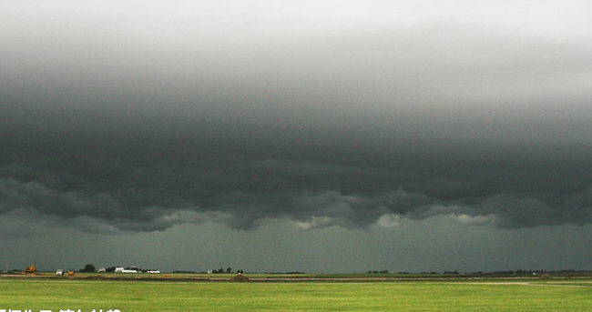 暴风雨将至 美国小镇乌云压顶
